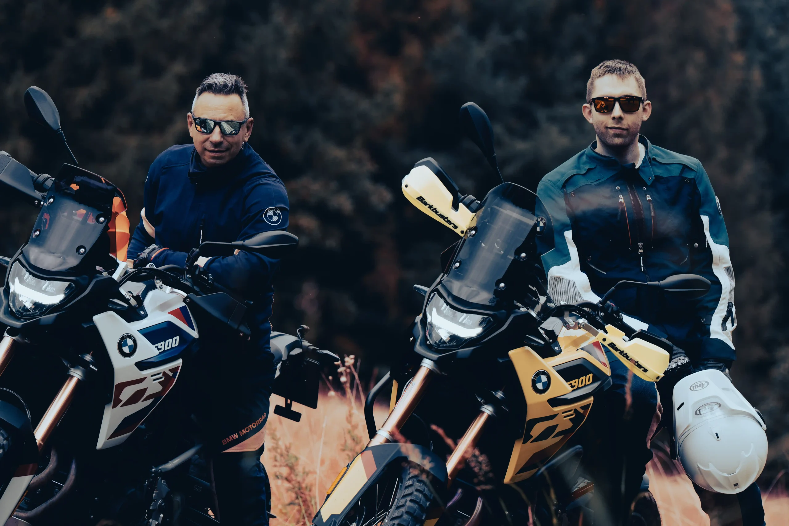 Trzech motocyklistów z motocyklami