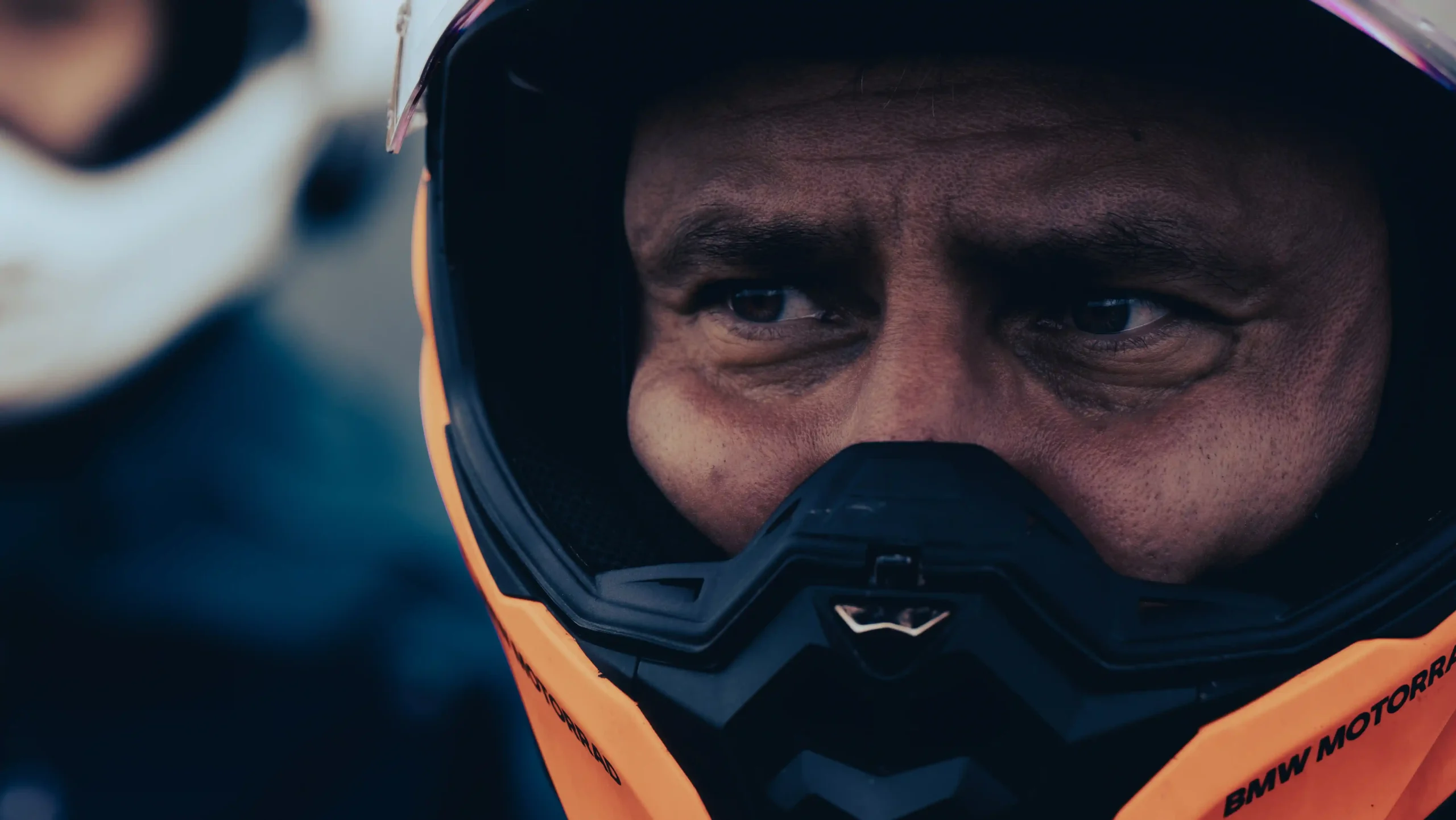 Motocyklista na tle zachodu słońca